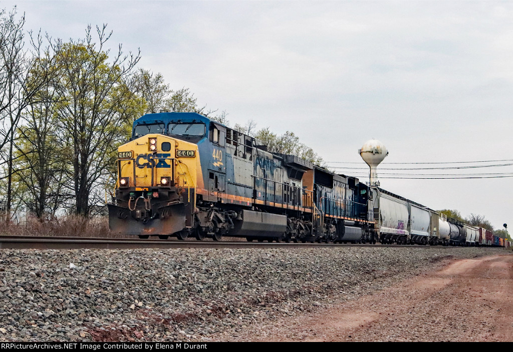 CSX 440 on M-404